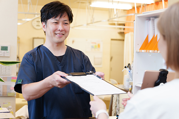 受付、カウンセリングシートの記入